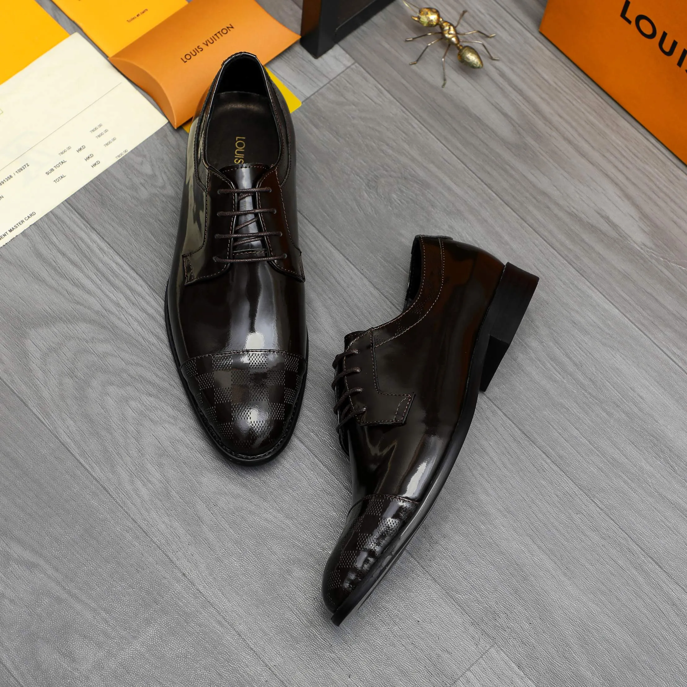 Men's shoes 💰p460 Product trademark: LV (Louis Vuitton) business lace-up leather shoes True size: 39-44 Product material: Selected lacquered cowhide stitching classic embossed upper, cowhide lining, original rubber outsole